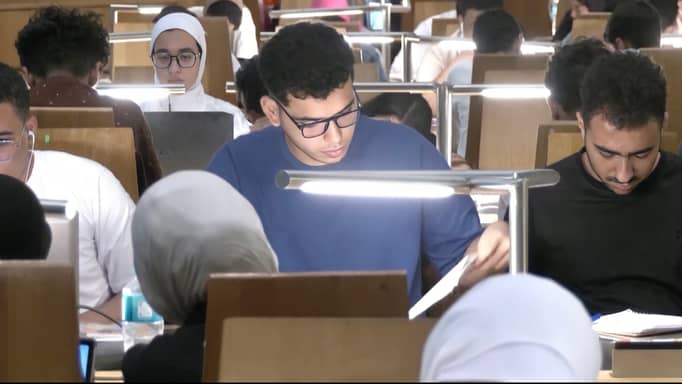 2 مليون طالب مصري ينتظرون رؤية "الكتاب الخارجي"