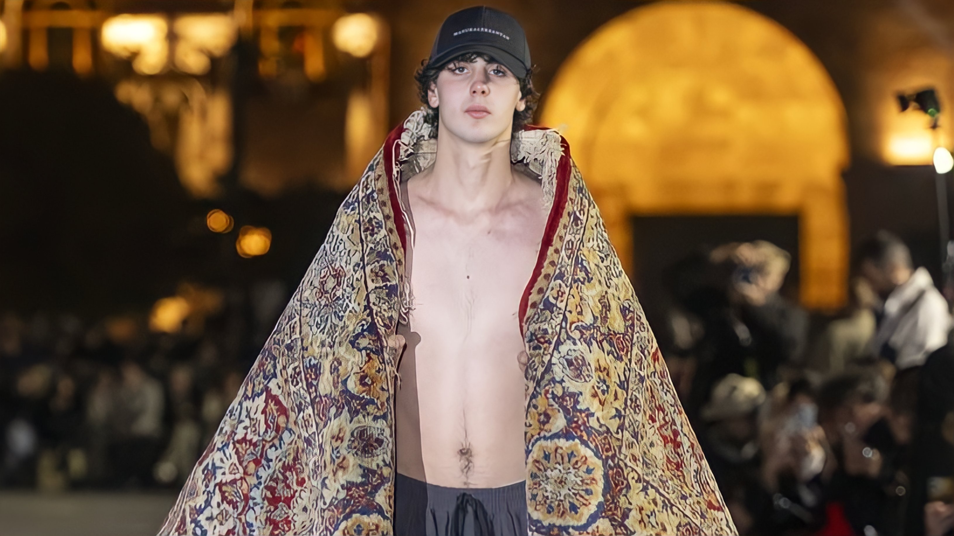 الأحمر يطغى على أسبوع الموضة في يريفان