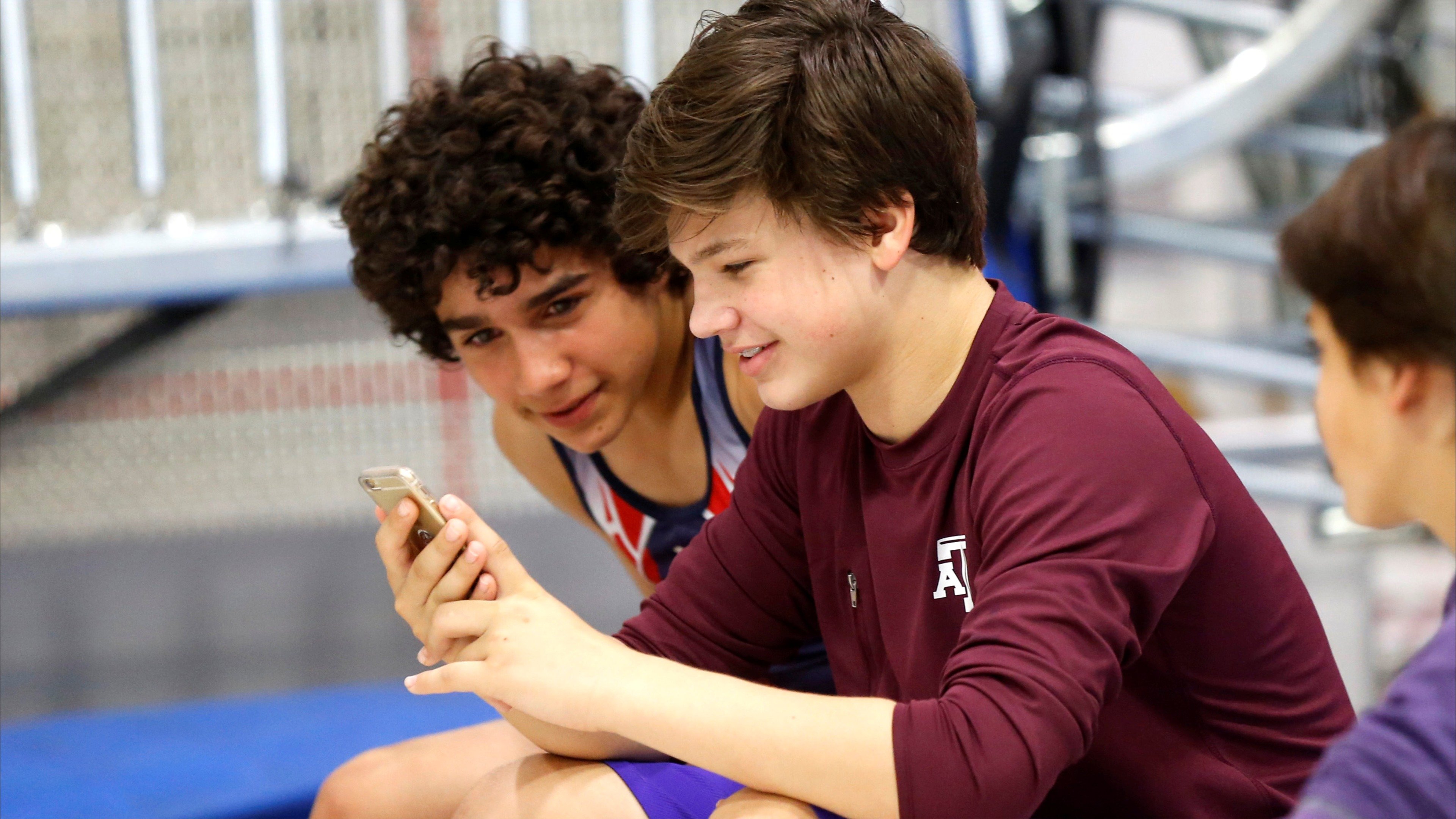 الخوارزميات تحاصر المراهقين بالعنف والإباحية