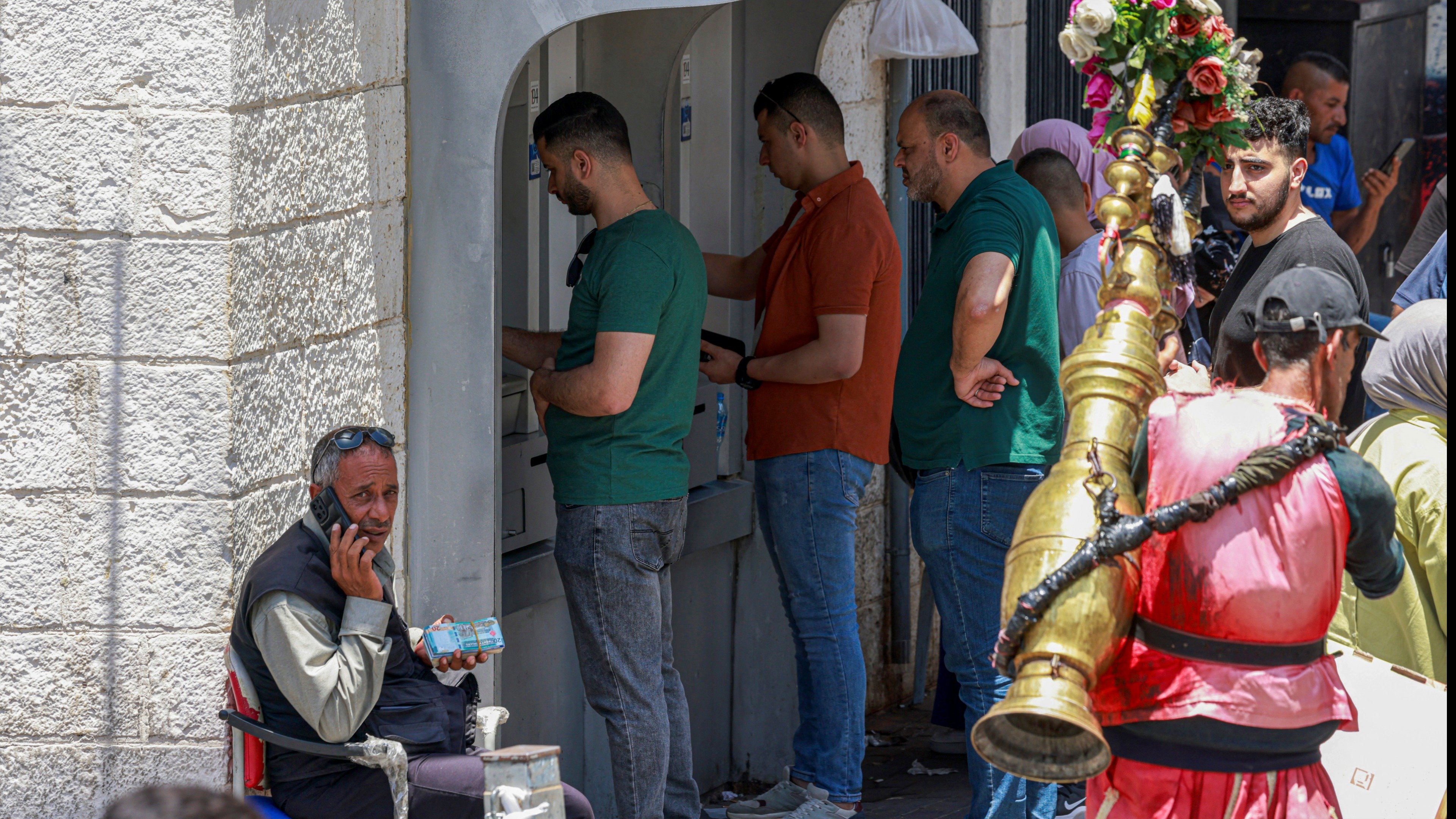 حرب بلا أسلحة "تخنق" الضفة الغربية