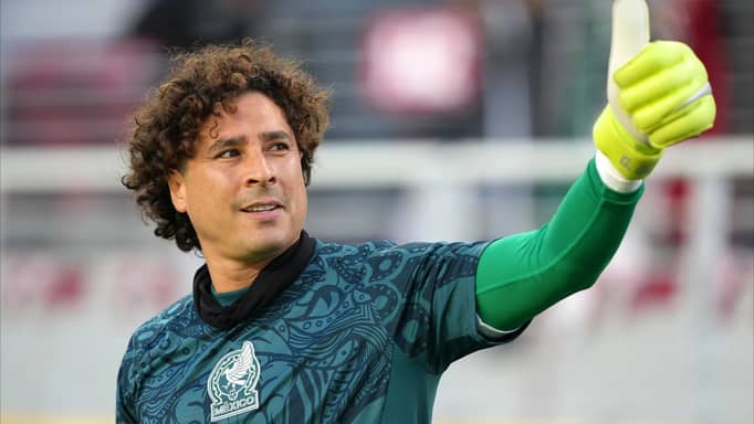 أسطورة المكسيك ينافس ميسي ورونالدو في كأس العالم