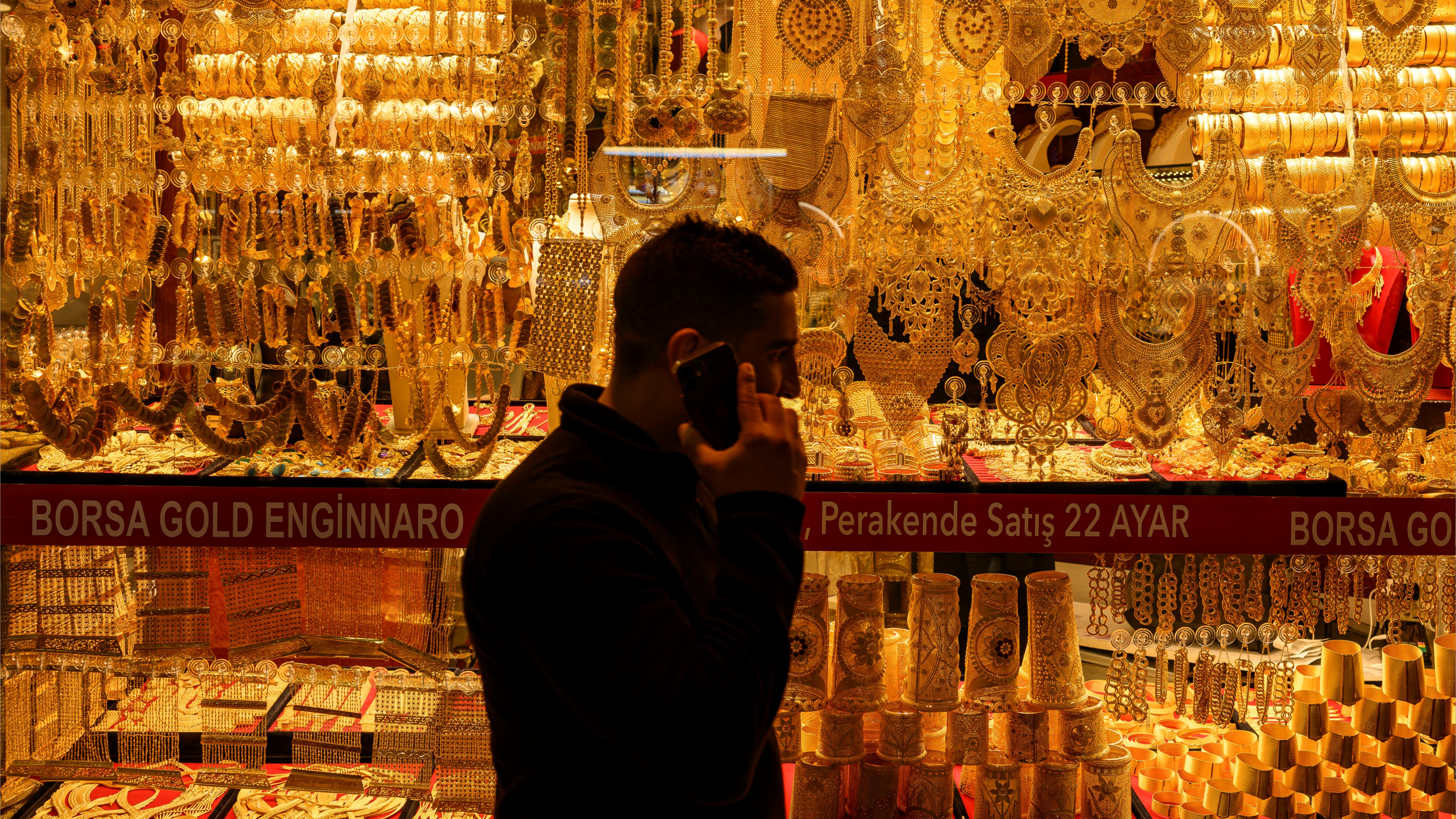 قفزة الذهب تثير السؤال.. هل حان وقت الادخار أم البيع؟