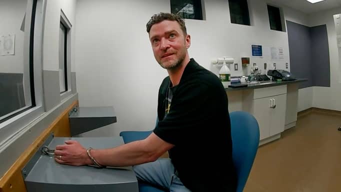 تيمبرليك مكبّلا.. الشرطة تنشر فيديو اعتقال النجم الأميركي