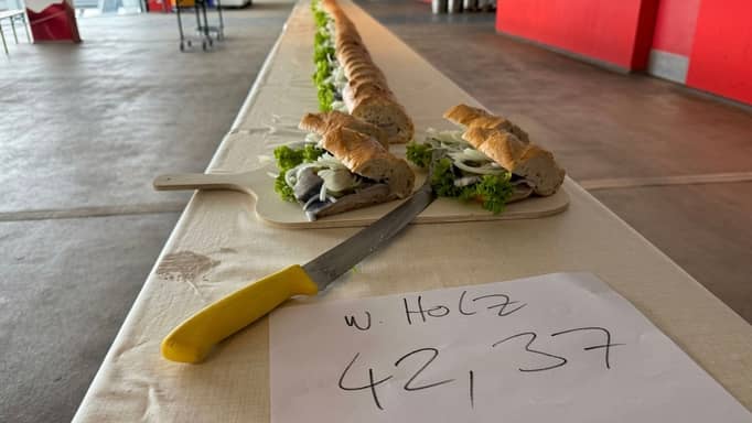 بطول 42 مترا.. ساندويتش سمك يحطم رقما قياسيا