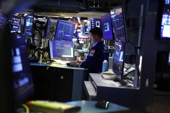 الأسواق العالمية لا تصدّق الهدنة.. النفط مرتفع والقلق مستمر