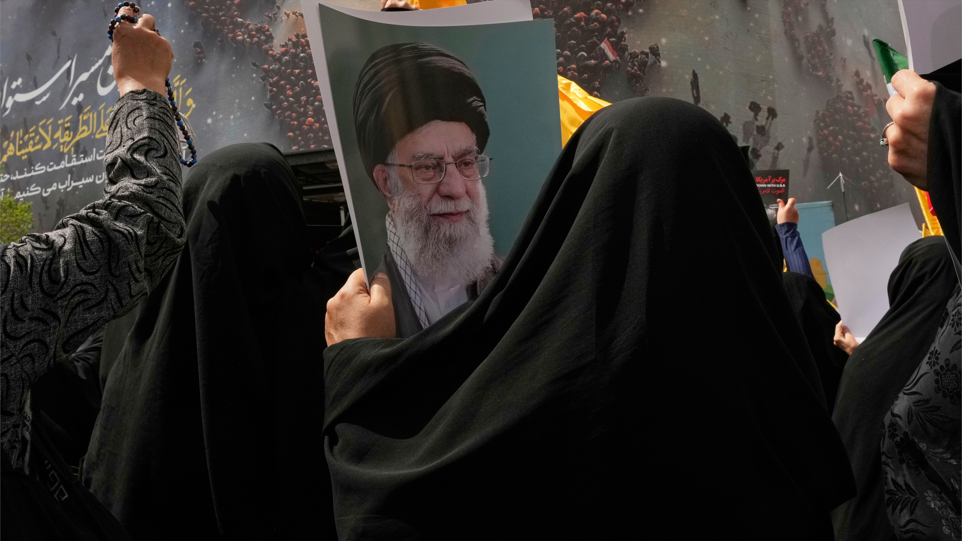 من الشاه إلى خامنئي.. "النووي حلم لا يتغيّر"