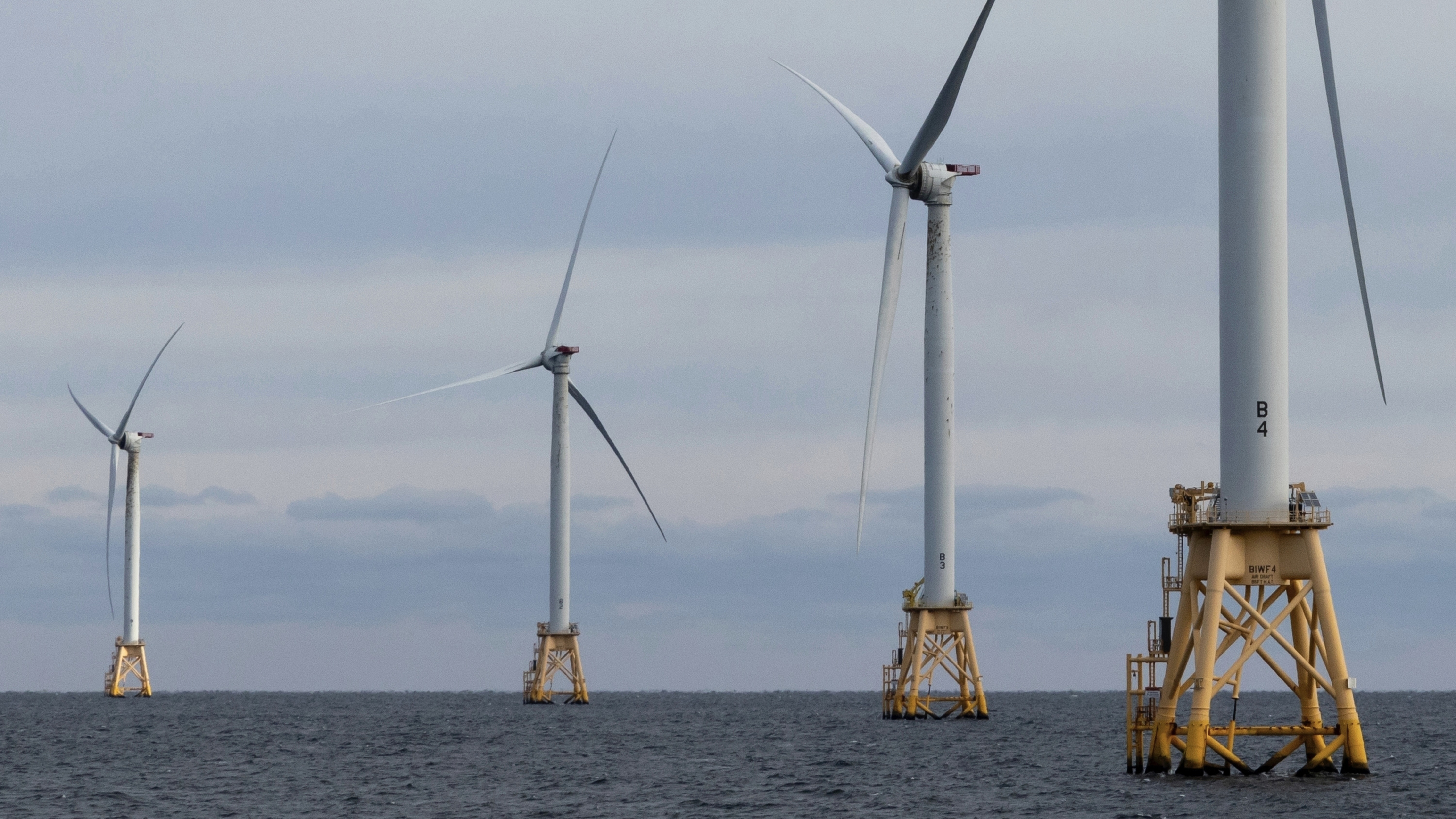 "رياح ترامب" تطفئ "توربينات" الساحل الشرقي