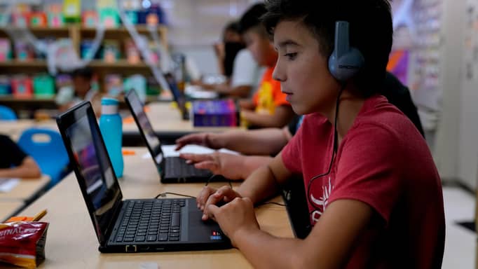 مايكروسوفت في فصلك.. تُعلّمك وتُسرّب معلوماتك في الحصة نفسها