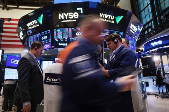 مارس يُغلق على فوضى مالية.. النفط فوق والأسهم تحت