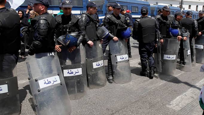 "عصابة عائلية" تهاجم صيدلية بالسيوف في الجزائر