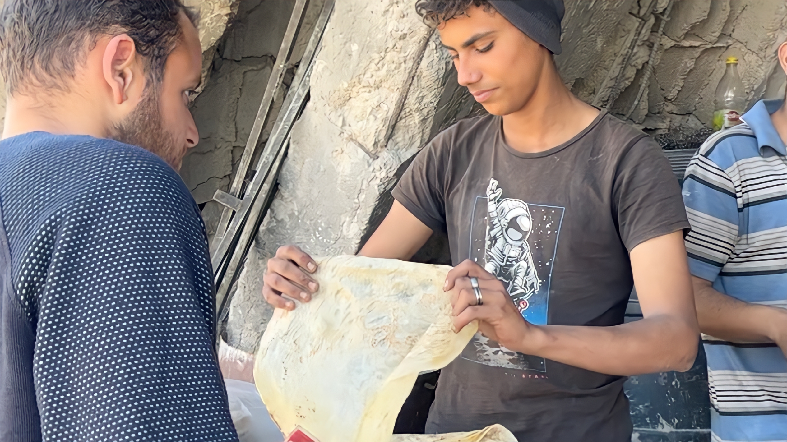 للخبز في غزة حكاية.. عبدالكريم يعيد "صاج العائلة" للحياة