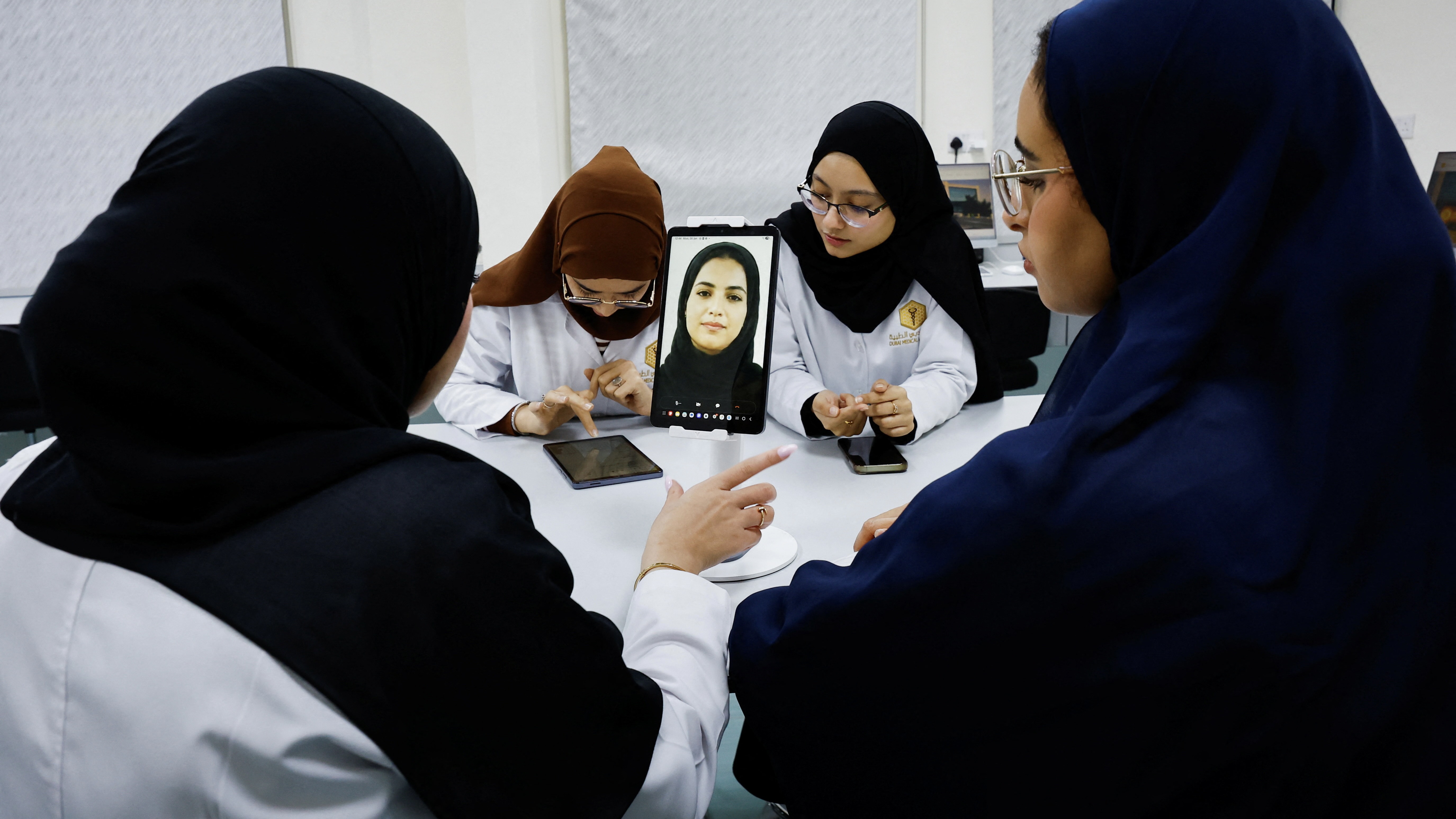 طبيبة بلا أخطاء.. "الدكتورة ليلى الرقمية" تقتحم مختبرات جامعة دبي