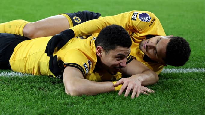 معجزة "الذئاب" تطبخ على نار هادئة في البريميرليغ