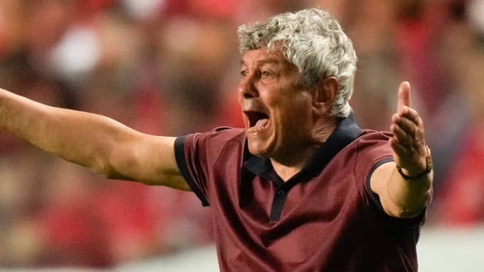 "وديّة قاتلة".. أزمة قلبية تفاجئ مدرب رومانيا قبل لقاء سلوفاكيا