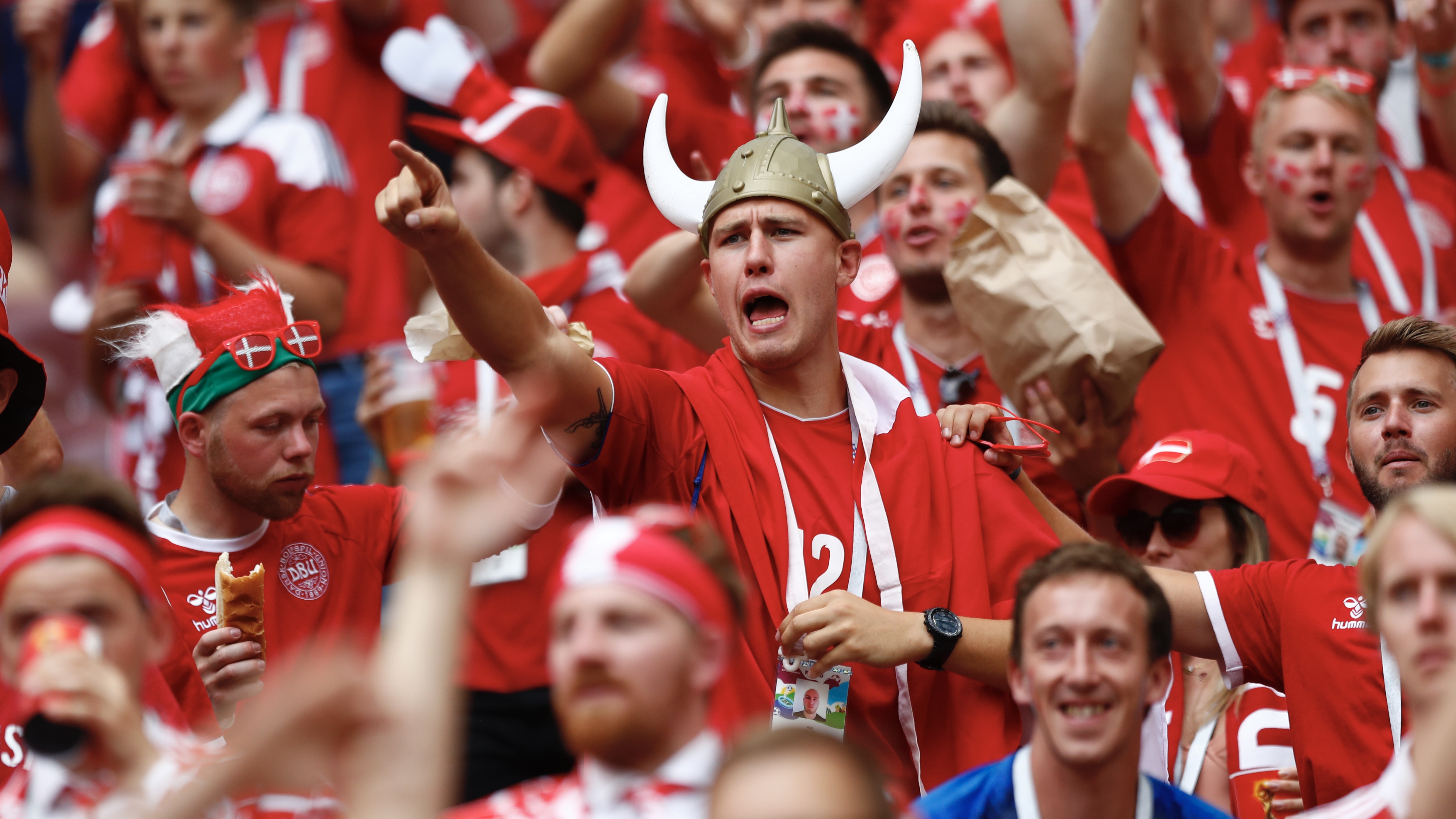 تُهاجم لاعبي منافسك على المنصّات؟.. احترس من فيفا والإنتربول