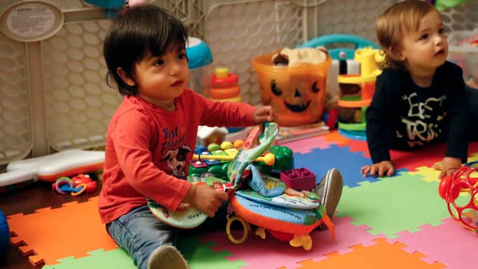 دوامة حضانة.. لماذا يمرض طفلك 15 مرة في عامه الأول؟