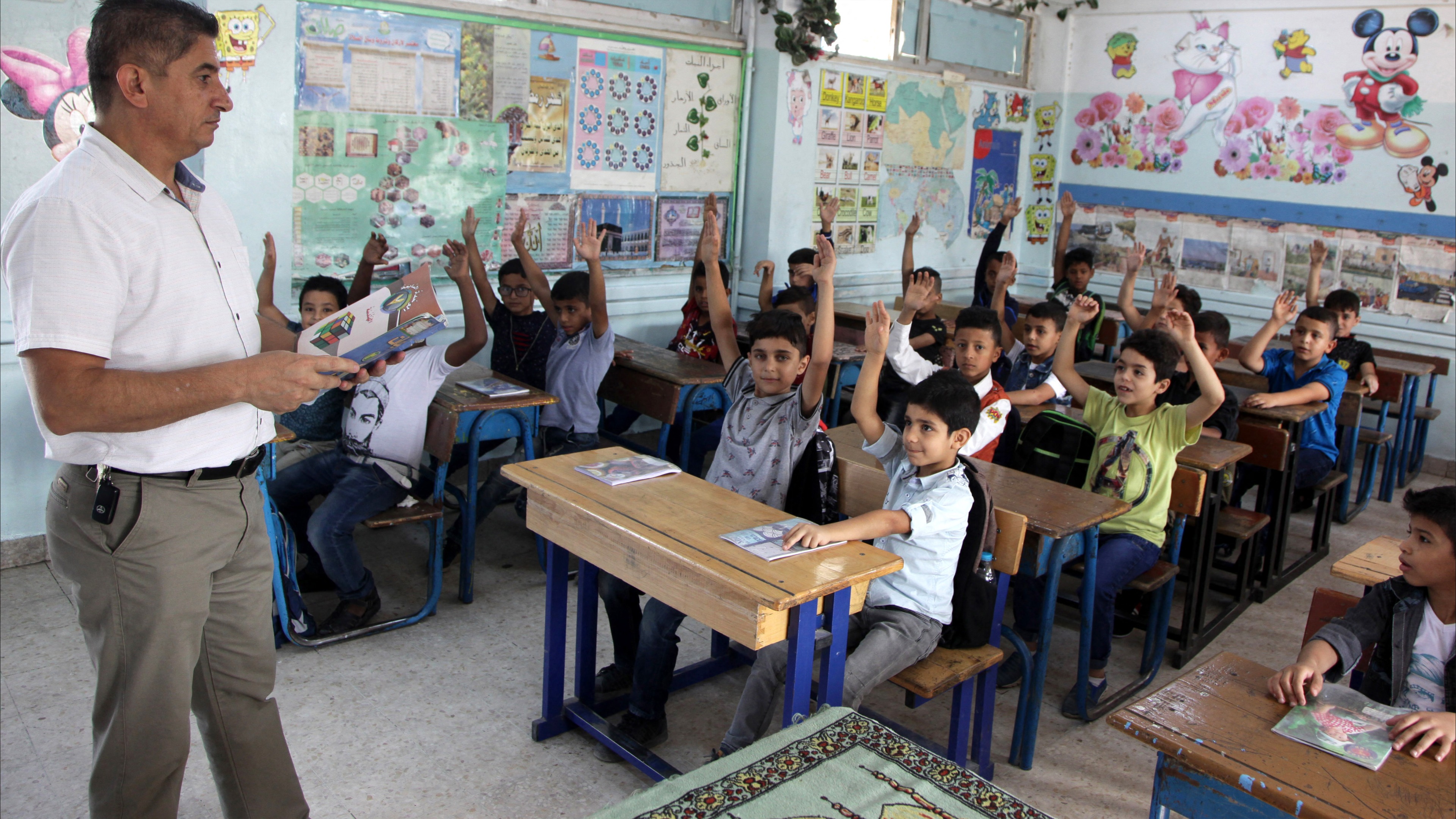 ما مصير الطلبة والمعلمين في مدارس الأونروا في الأردن؟