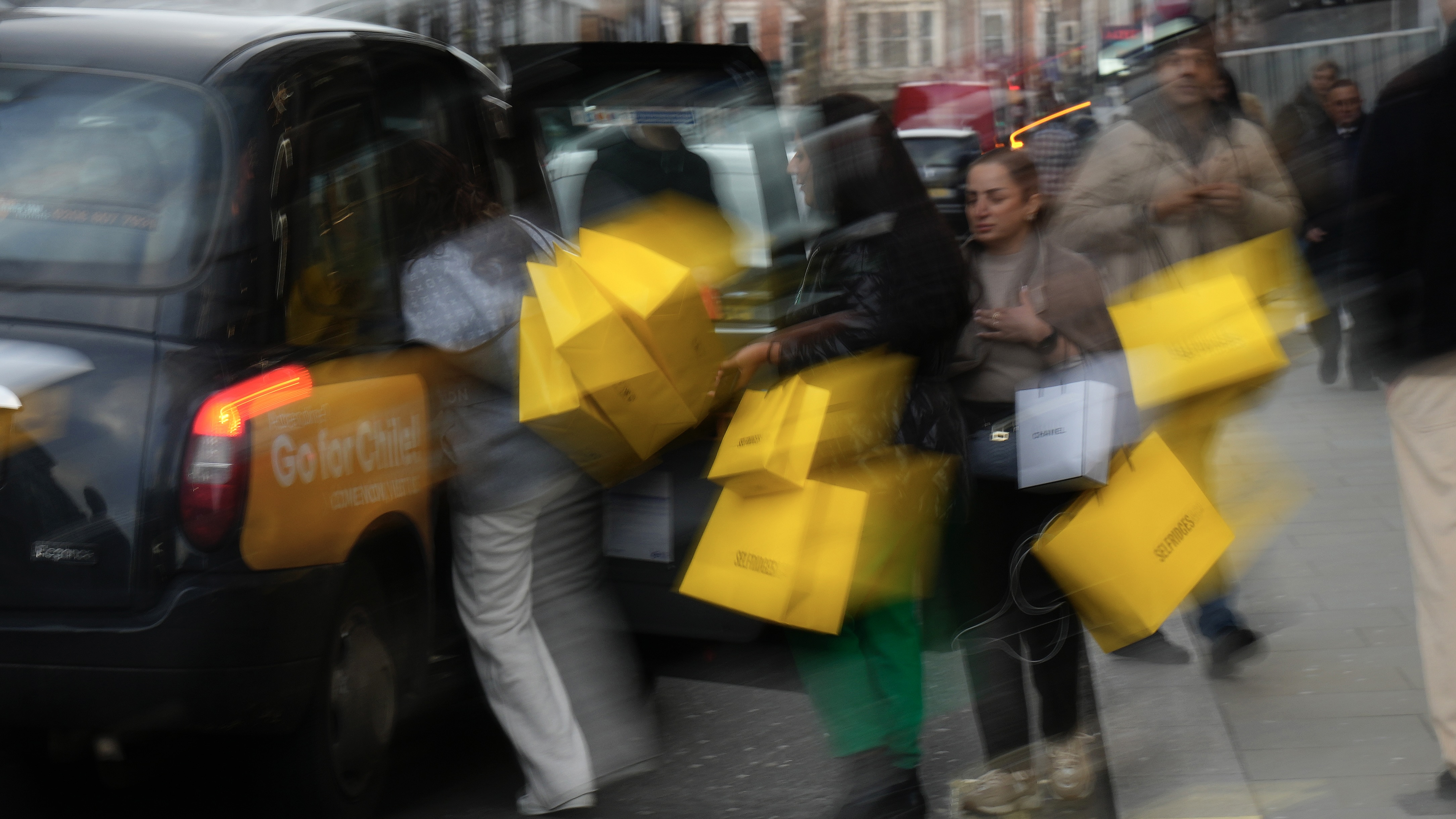 خصم خيالي أم احتيال خطير؟.. نصف المتسوقين يقعون في الفخ