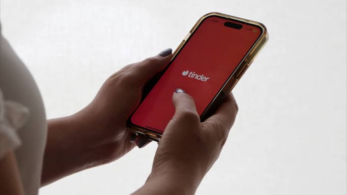 مواعدة في زمن الحرب.. كيف غزت واشنطن "تندر لبنان"؟