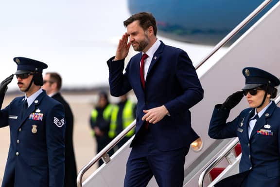 من صعود سريع إلى تراجع صامت.. قصة تهميش فانس في إدارة ترامب