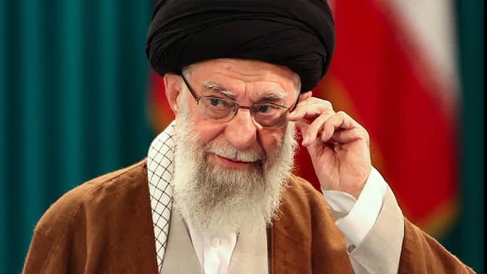 خامنئي يدعو الإيرانيين لعدم القلق.. "شؤون الدولة لن تتعطل"