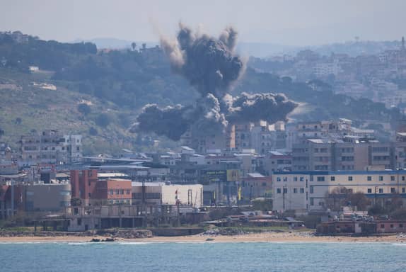 فرحة الهدنة لم تصل لبنان.. إيران لحزب الله: قاتلوا وحدكم