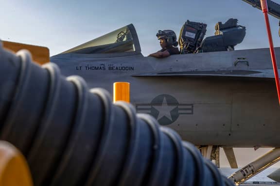 أميركا تأذن بالمغادرة من إسرائيل والصين تحذر من إيران