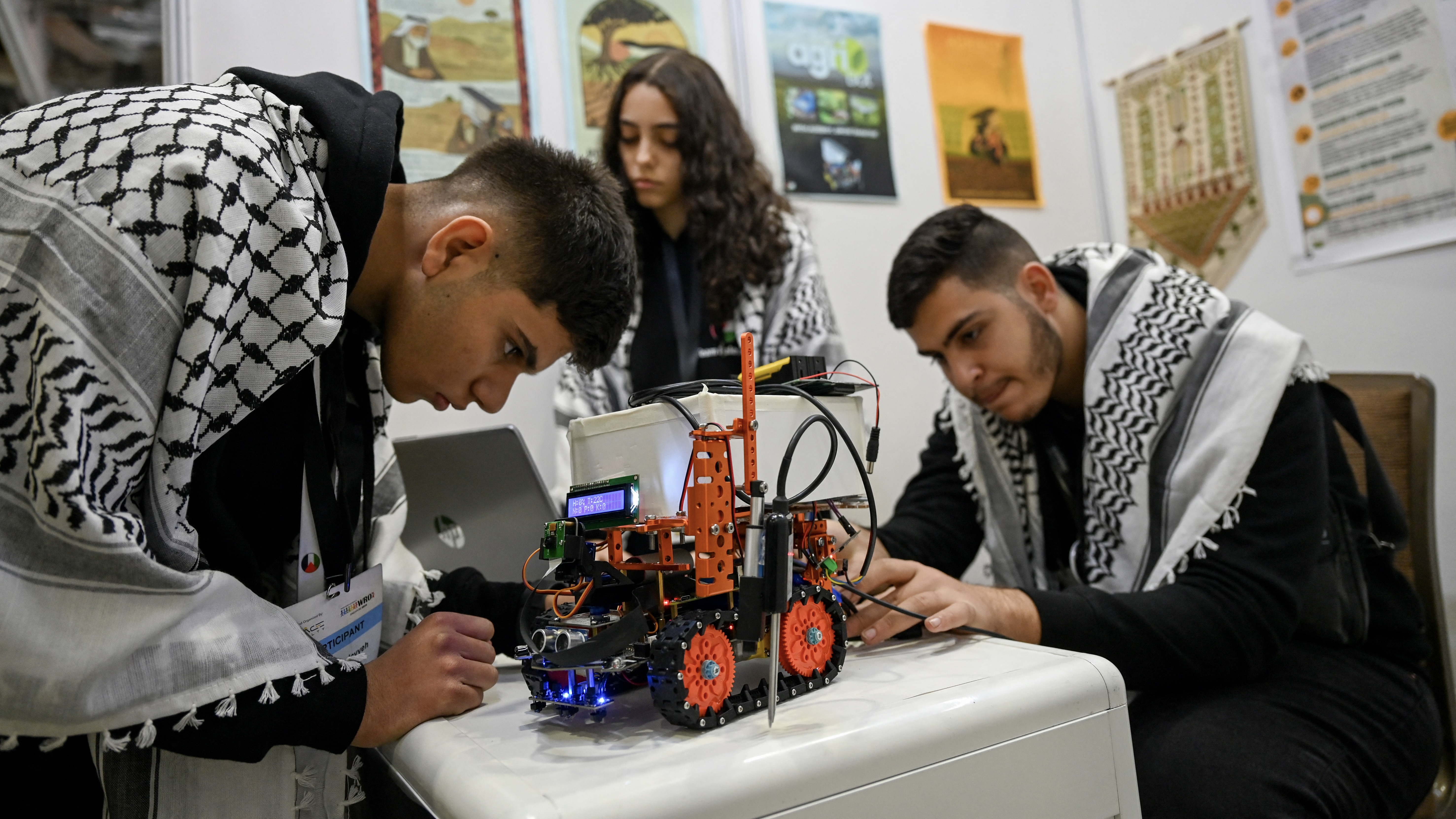 "روبوت فلسطين" يتجوّل في سنغافورة.. الإبداع أقوى من الحرب