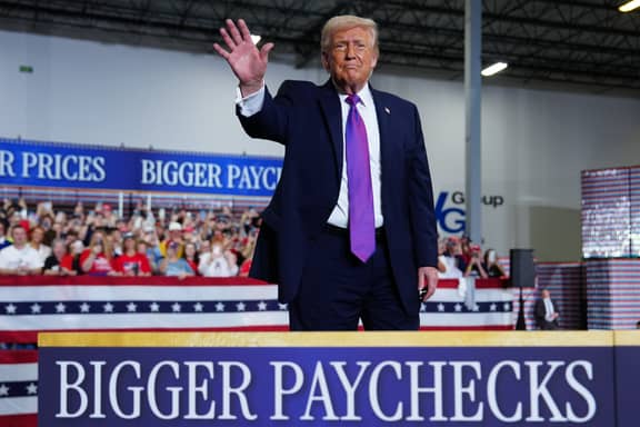 ترامب يعلن "النصر" في إيران.. ثمّ يطالب بإتمام المهمة