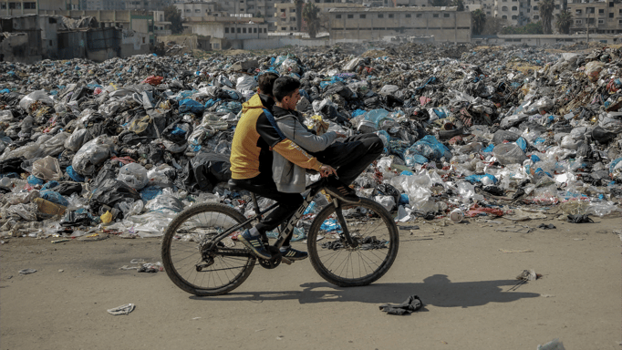 بلدية غزة تطلق خطة لإزالة 170 ألف طن من النفايات
