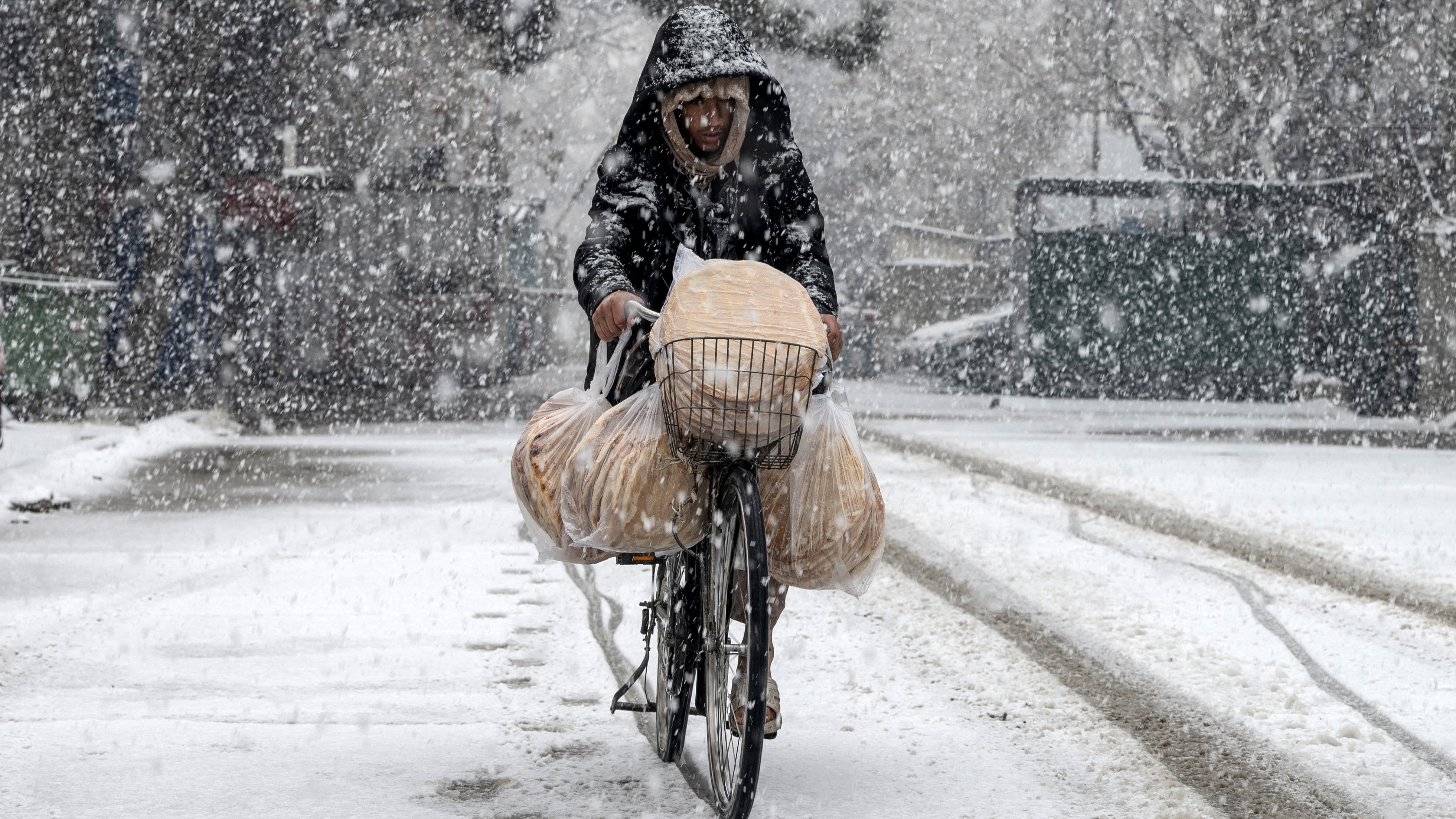 أبيض رغم الجفاف.. كيف حولت ندف الثلج كابول إلى مدينة ملاهي؟