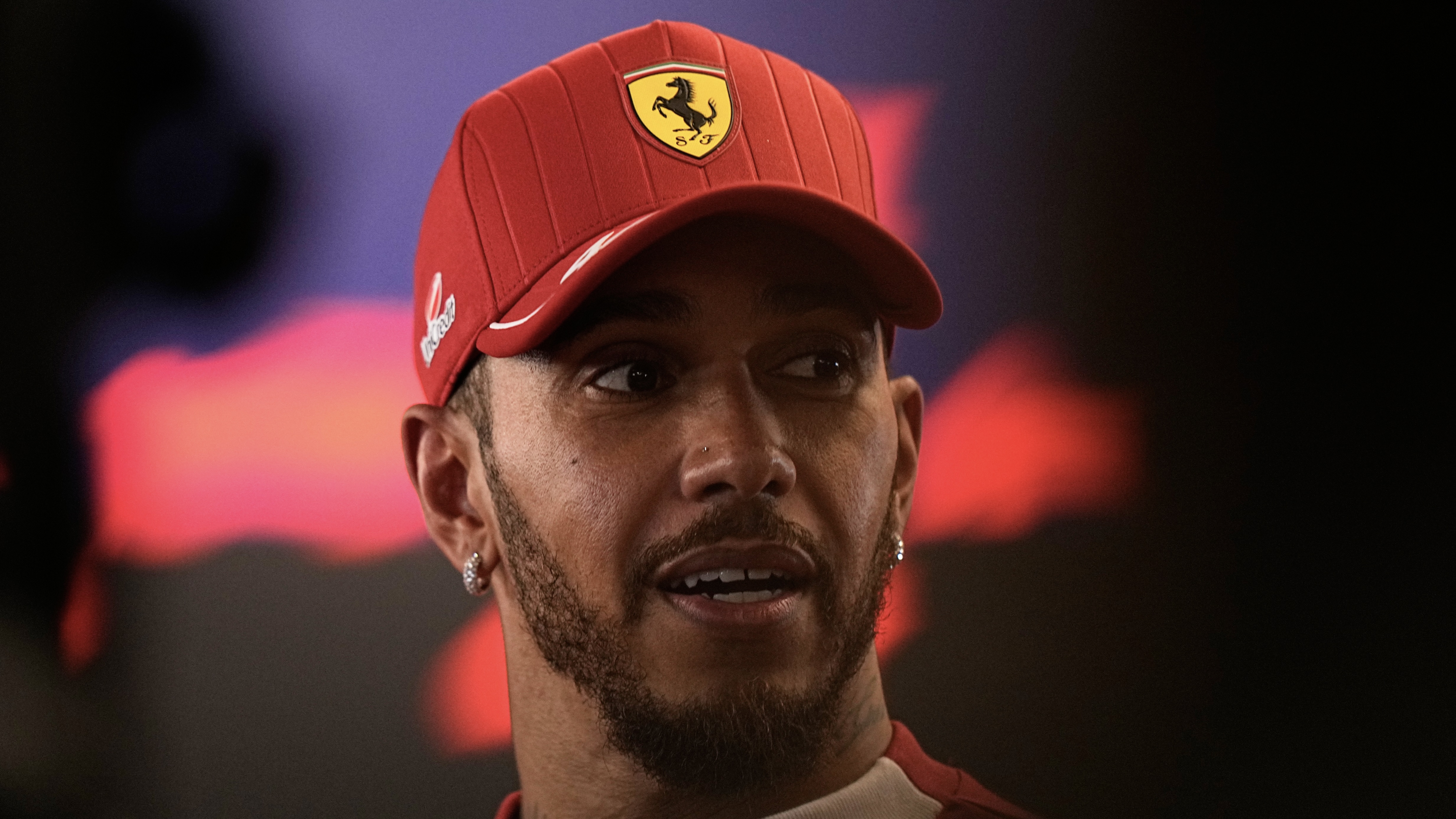 هاميلتون يطيح بمهندس فيراري بعد "المناوشات اللاسلكية"