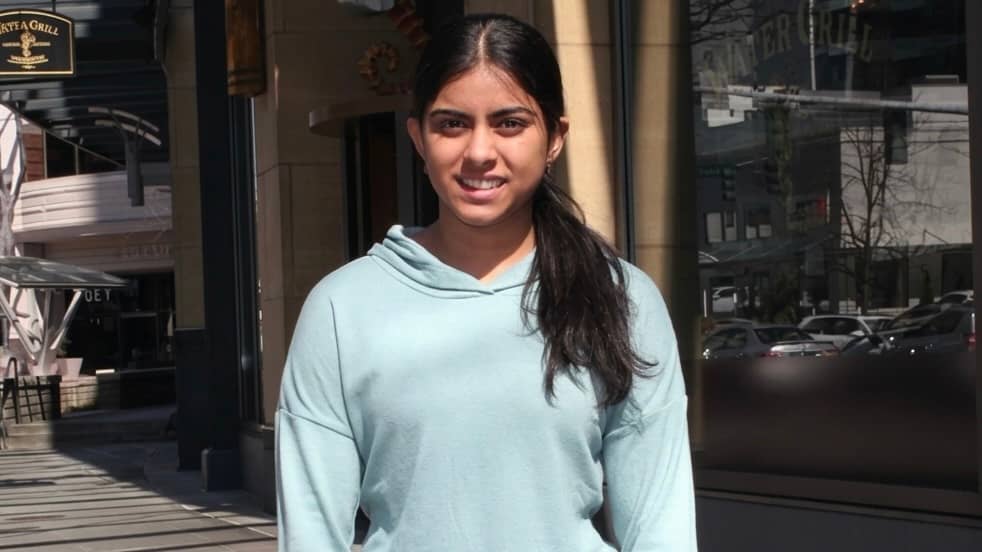 أشبال وول ستريت".. طالبة تعلّم آلاف الشباب الاستثمار