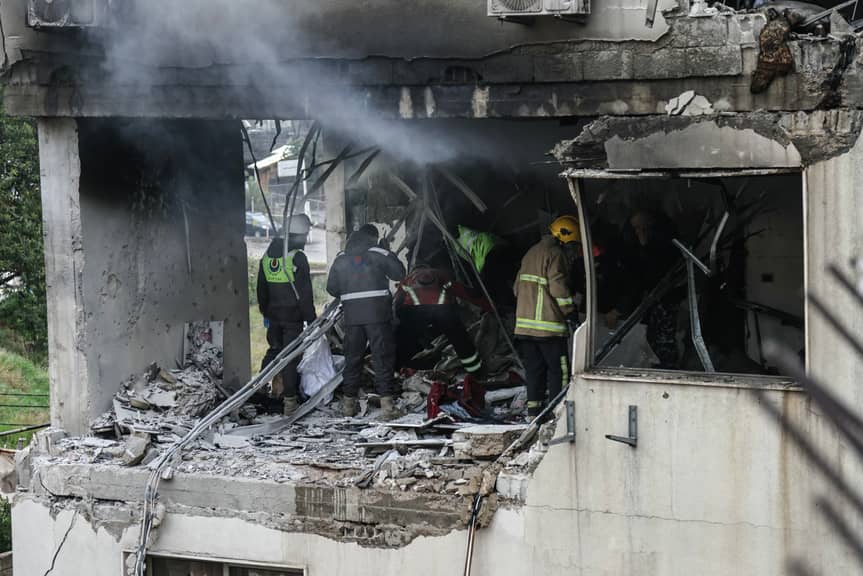 إسرائيل توسع نارها في لبنان.. المدنيون والإسعاف والجسور تحت القصف