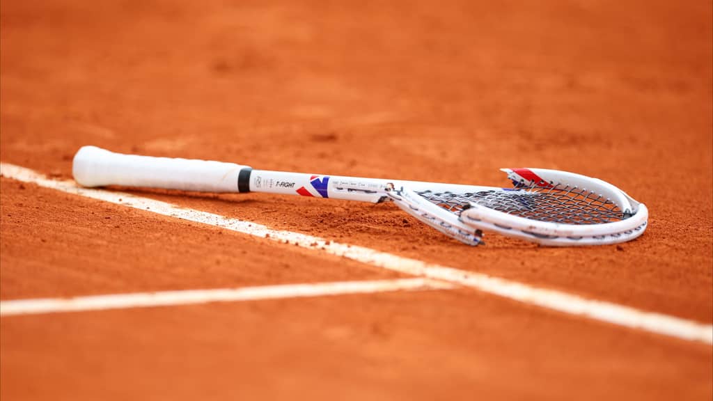 ميدفيديف يحطم مضربه بعد السقوط في مونت كارلو