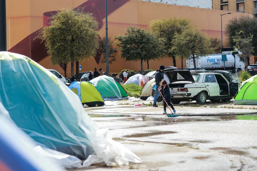 كارثة نزوح تهدد لبنان.. المأوى بشروط واغتيالات تضاعف المعاناة