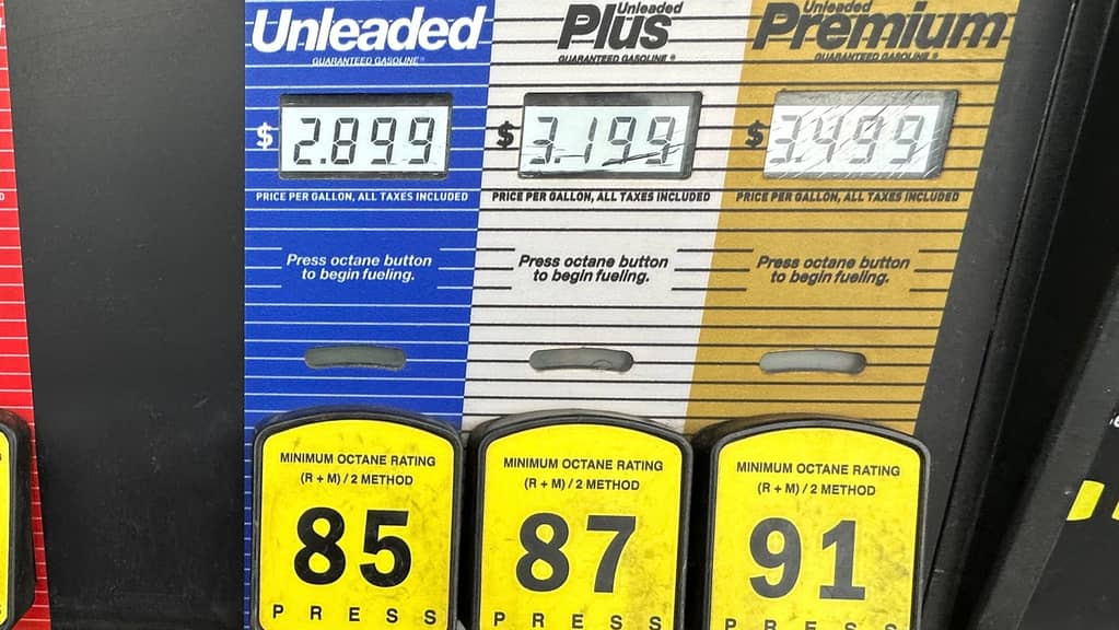 حرب إيران "تشعل" جيوب السائقين في أميركا وأوروبا