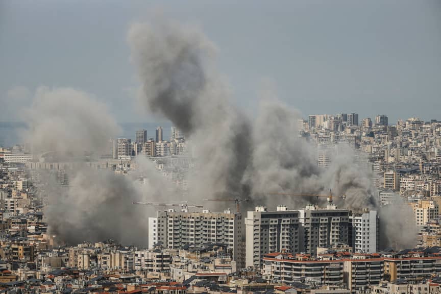 نزوح جماعي وغارات متواصلة.. كيف تنزلق بيروت إلى كارثة إنسانية؟