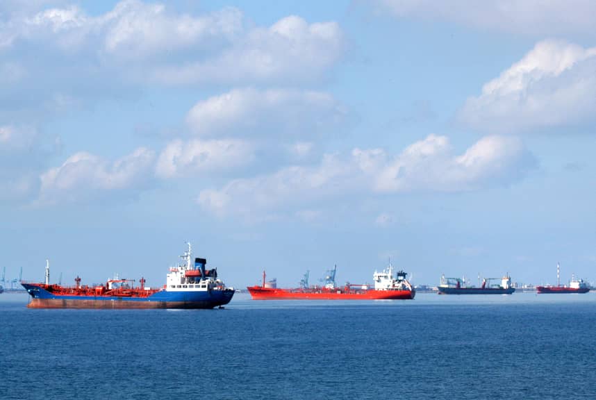 فوضى الشحن على قاعدة القرن الـ19.. الحاويات تترك في أقرب ميناء