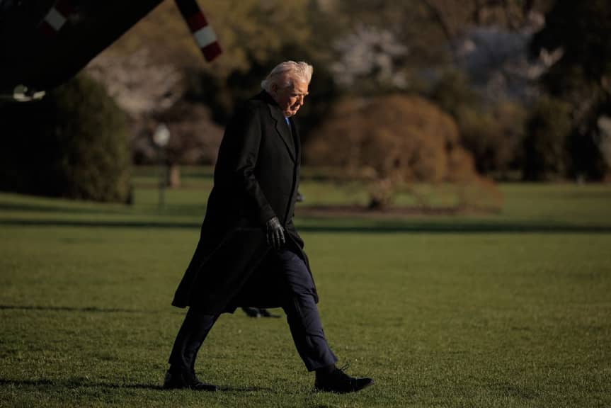 سلام في العلن وتصعيد في الخفاء.. ترامب بين خيارين