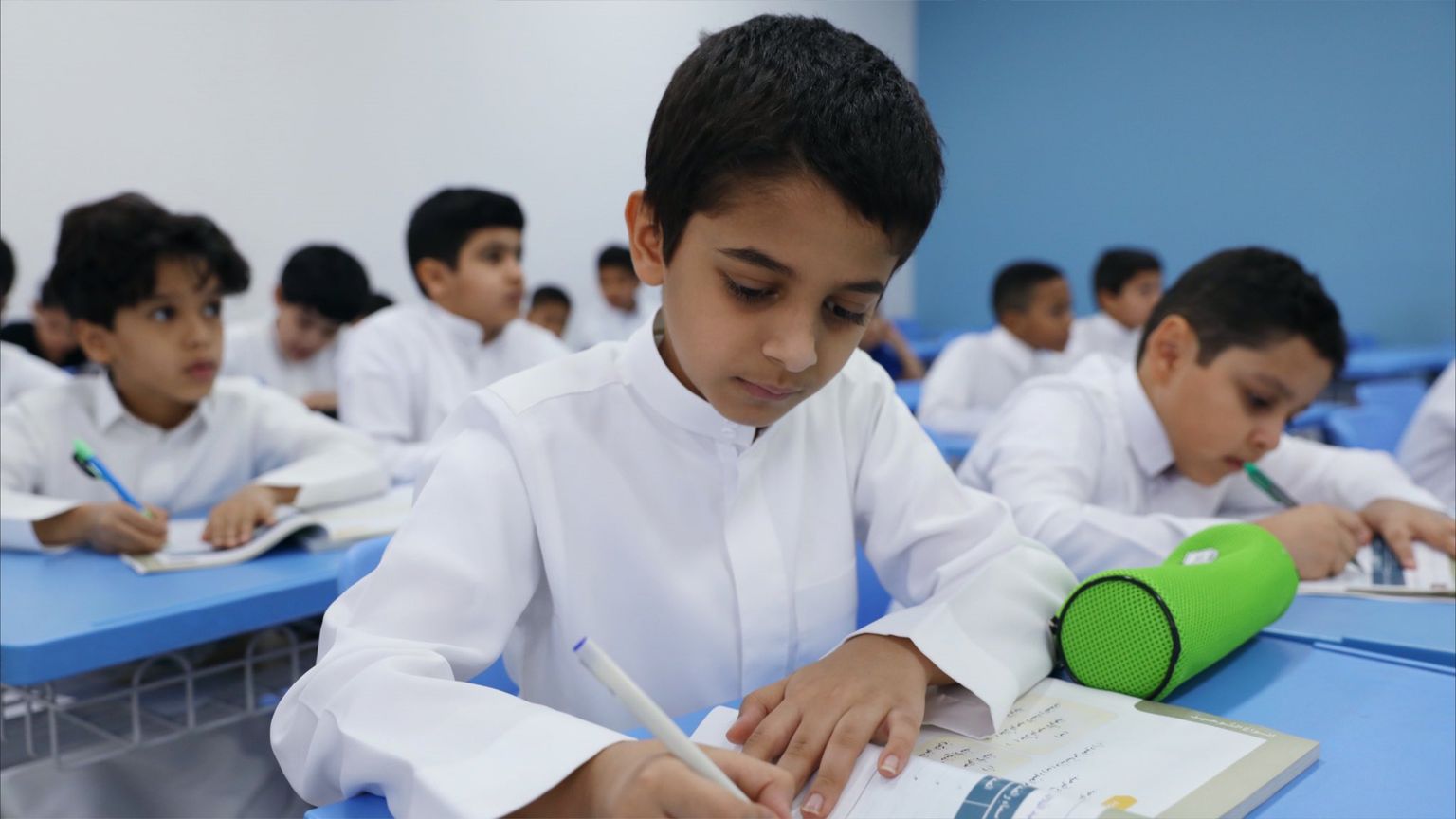 التحقيق مع سعودي منع أولاده من التعليم