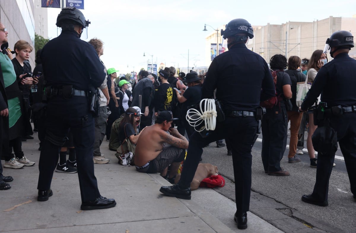 ملايين المتظاهرين "ضد ترامب".. ماذا يجري في الولايات المتحدة؟