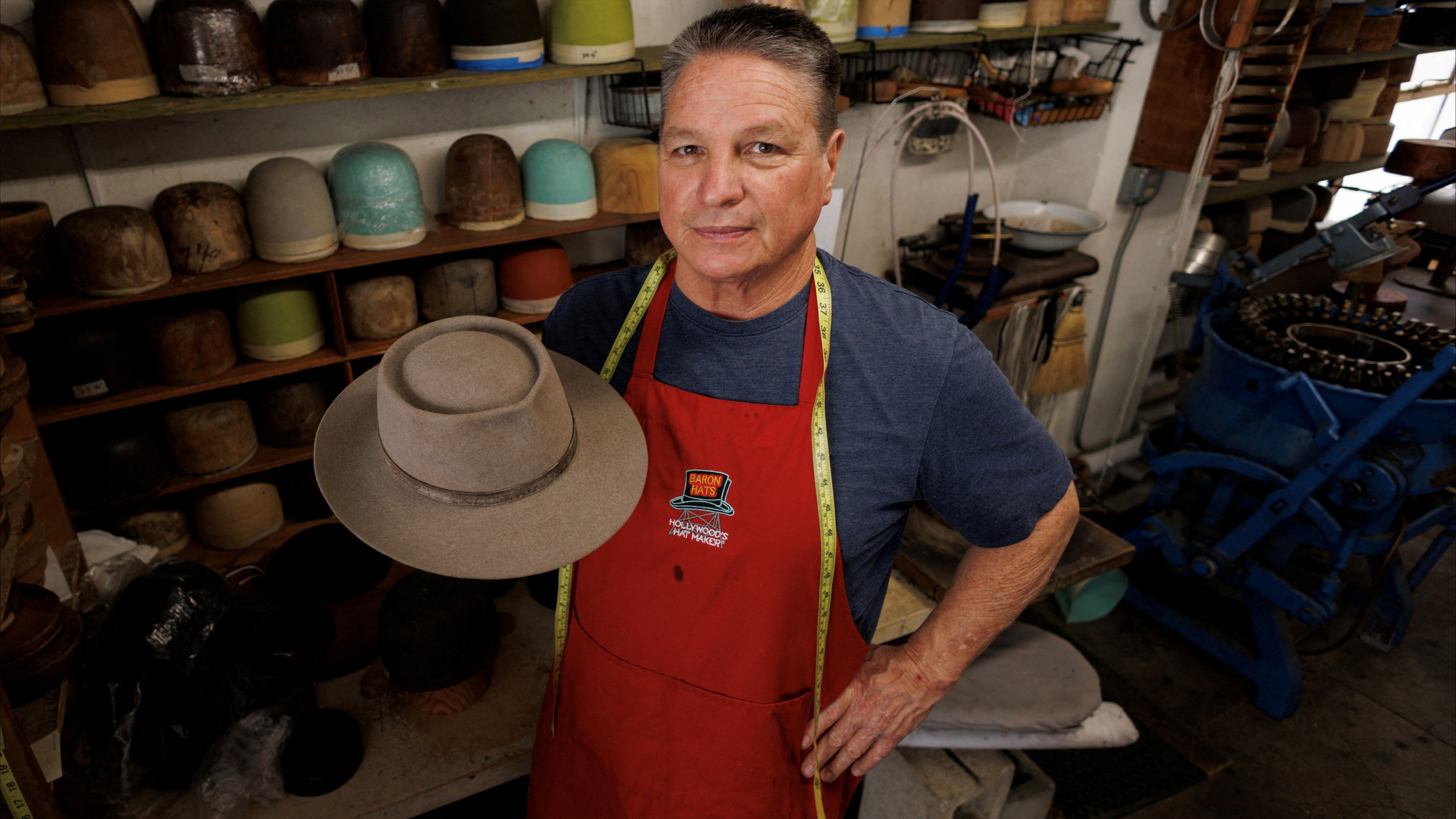 تعرف على صانع قبعة Oppenheimer