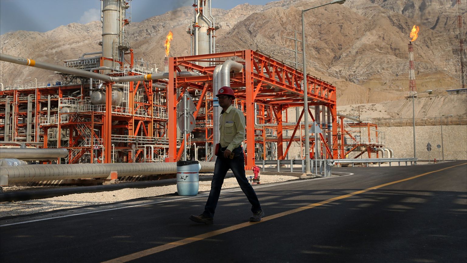 تحقيق يكشف عن "شبكة تهريب" تدر مليار دولار لإيران