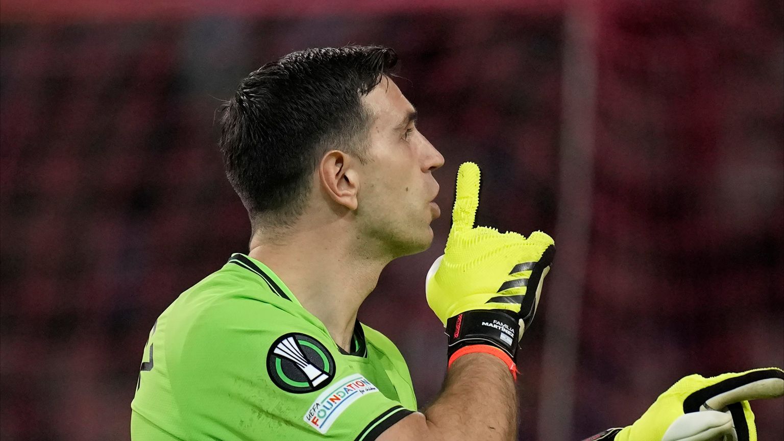 "يحتاج لطبيب نفسي".. أسطورة فرنسا يقمع حارس التانغو