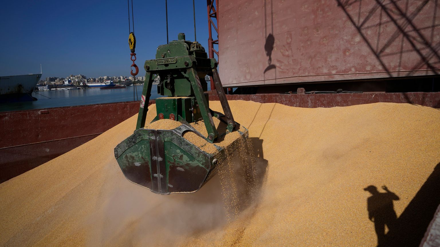 "بحر آزوف يشتعل".. مسيّرة تُغرق سفينة قمح روسية