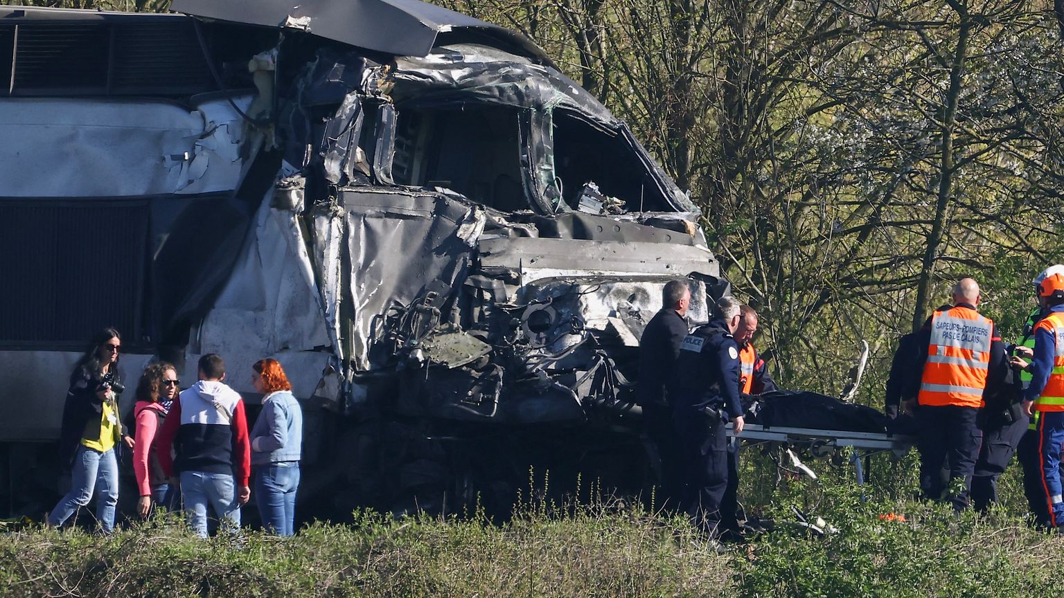 موت على السكة.. قطار فرنسي "سريع" يصطدم بشاحنة عسكرية