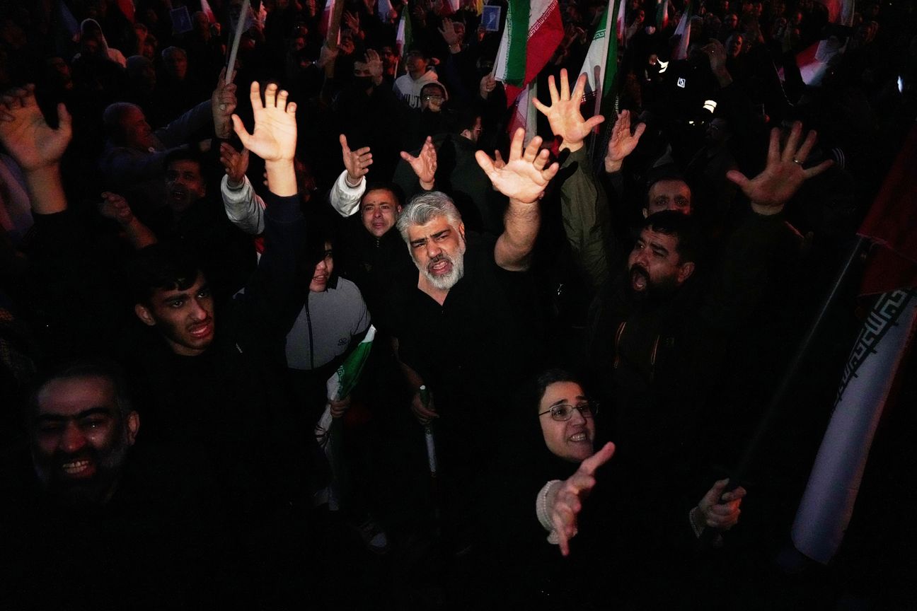 ساحتان في إيران.. بكاء على خامنئي واحتفال باغتياله