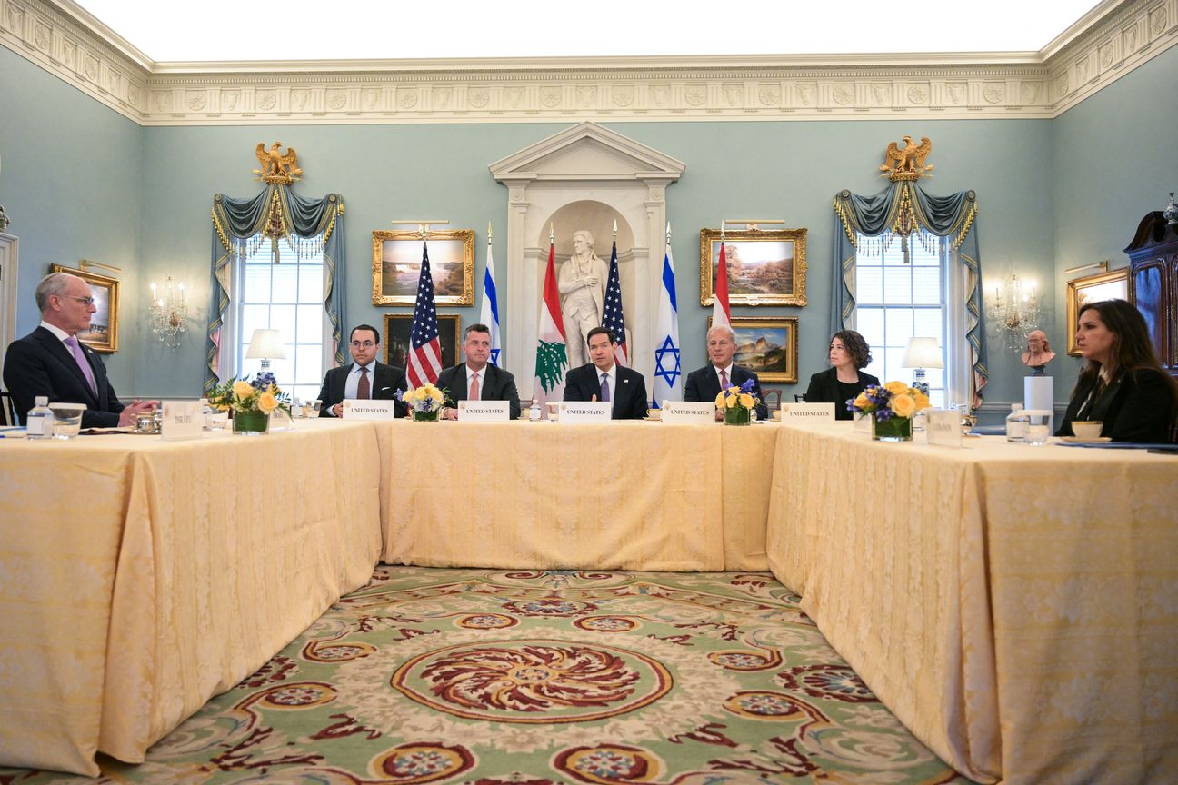 من يسبق الآخر في لبنان.. التفاوض أم صواريخ حزب الله؟