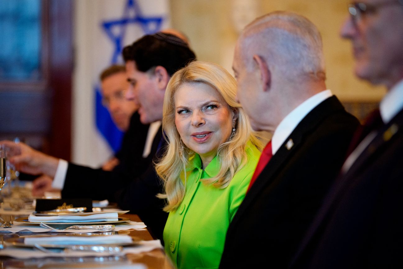 "زوجتي وأنا".. سارة نتنياهو تحكم إسرائيل؟